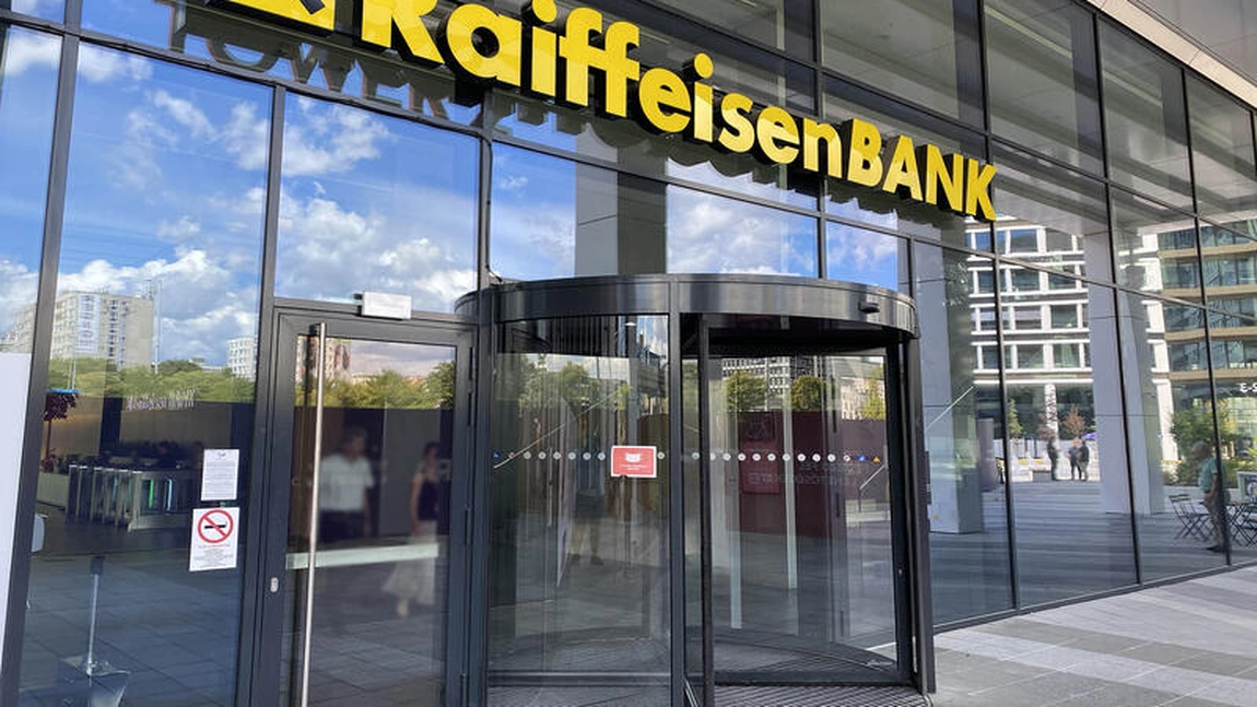 Schimbări anunțate de Raiffeisen Bank. Cum vor fi jecmăniți toți clienții