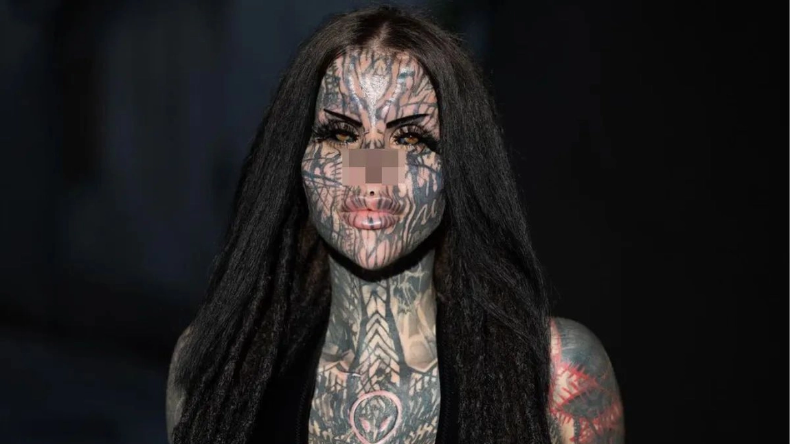 Complet tatuată, și-a tăiat nasul și și-a pus coarne! Te va șoca cum arăta aceasta înainte de transformare!