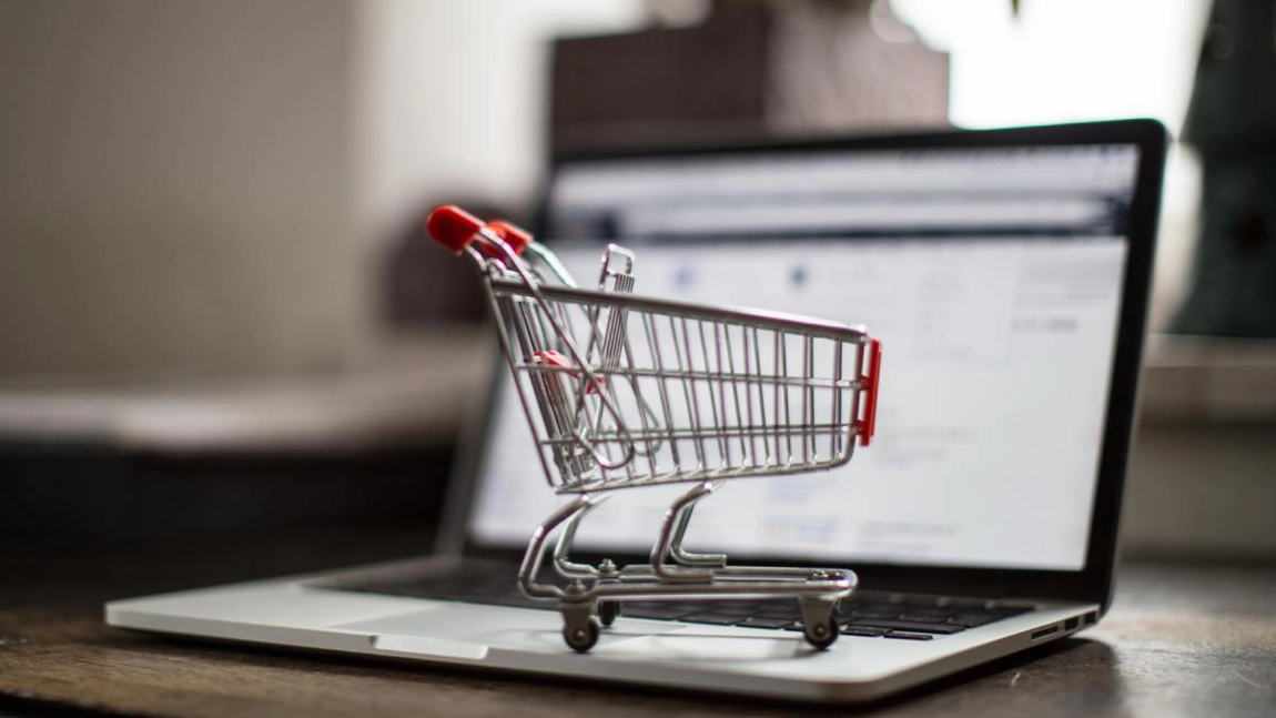 Românii fac cele mai multe cumpărături online! Care este produsul vânat de clienți