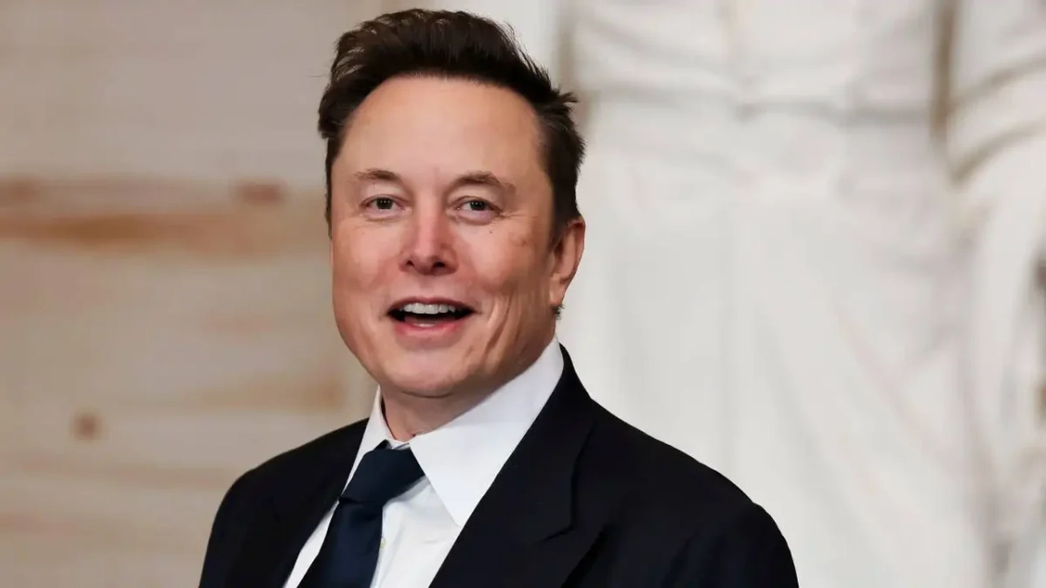 O femeie în vârstă de 69 de ani a fost înșelată cu 21.000 de lire! Era sigură că Elon Musk formează un cuplu cu ea