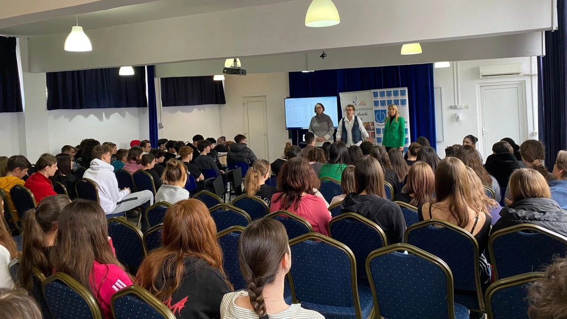 Activităţi de educaţie anticorupţie cu liceeni în cadrul proiectului educațional – informațional VAL, la Iași