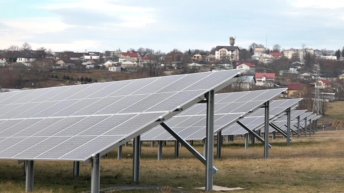 Cinci firme vor contractul pentru înființarea parcului fotovoltaic din comuna Deleni! Proiectul depășește 1,6 milioane de lei