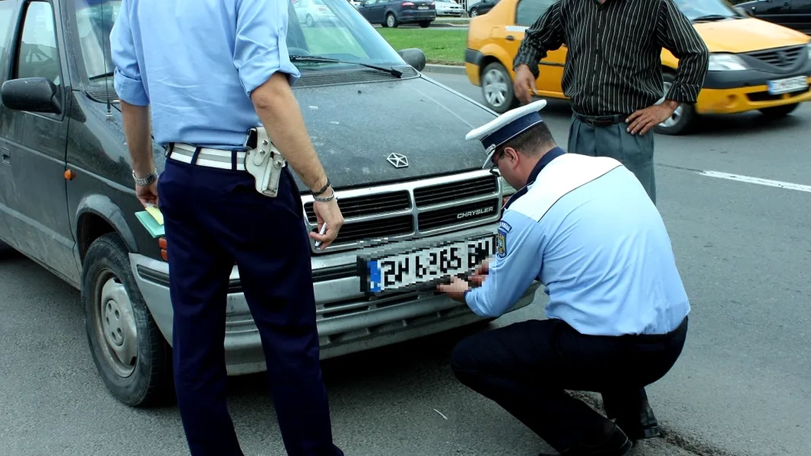 Folie pe numărul de înmatriculare în 2025, tertipul prin care șoferii scapă de plata rovinietei