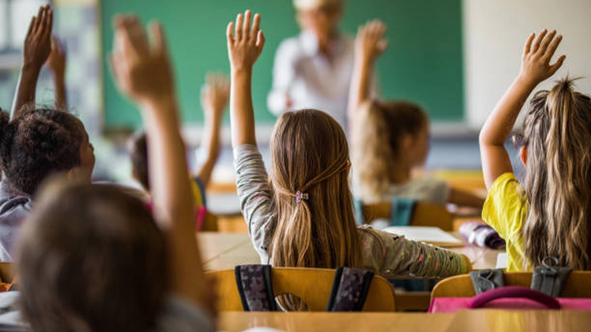 Suma pe care părinții o plătesc pentru educația gratuită a crescut cu aproape 45%, față de 2021 și s-a triplat față de cea din 2018: cei mai mulți bani se duc pe meditații, care au apărut și la ciclul primar