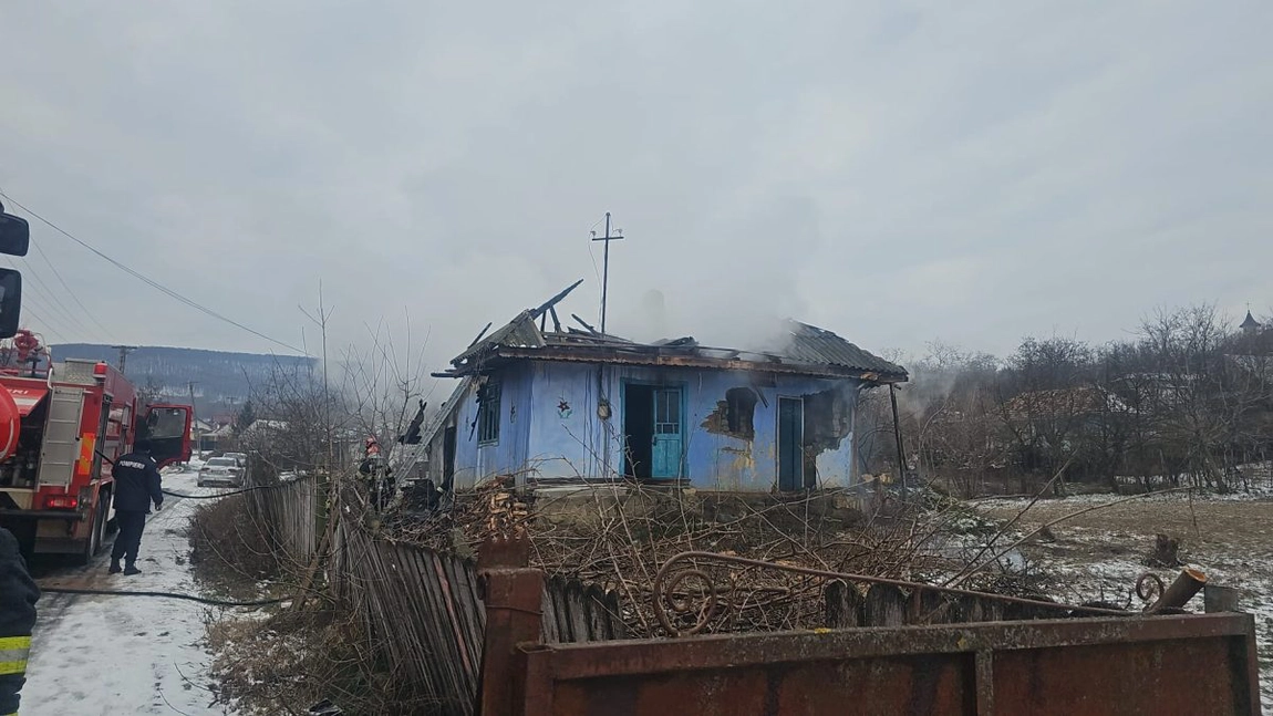 Incendiu la o casă din Podolenii de Sus! Proprietara prezintă arsuri