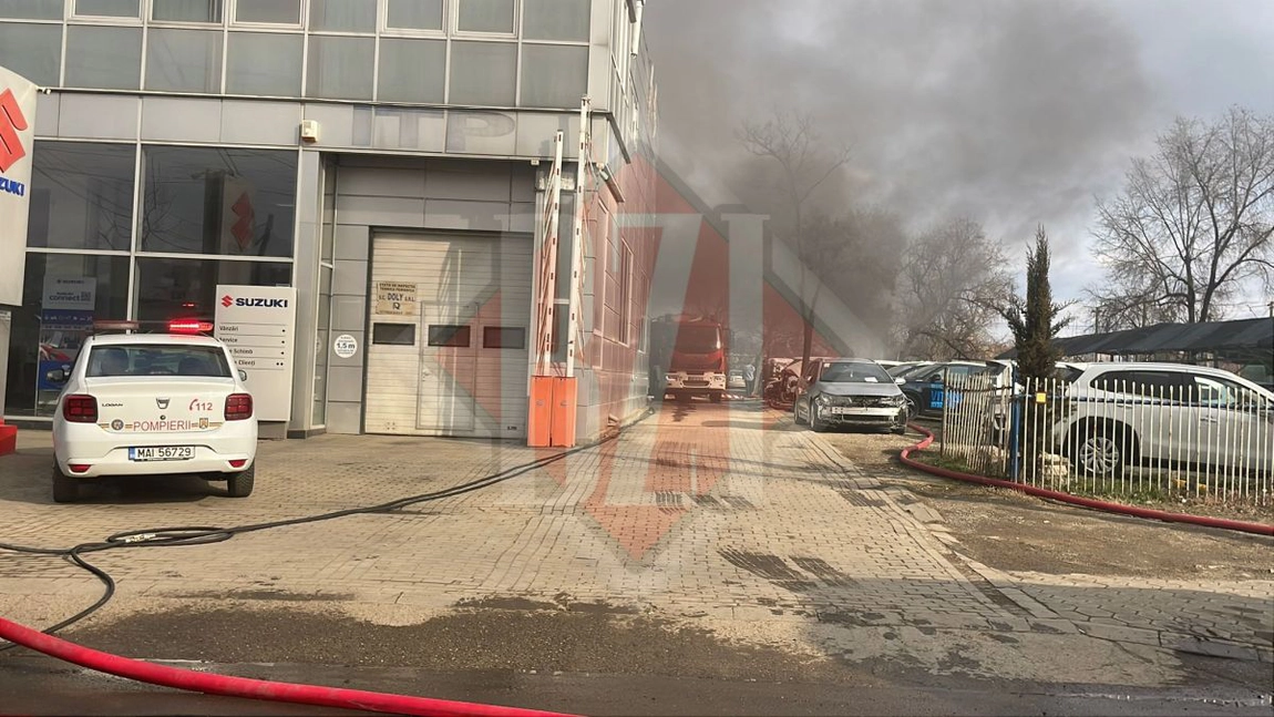 Incendiu cu degajări mari de fum, la un service auto din Iași! S-a emis mesaj RO-Alert - LIVE VIDEO, UPDATE