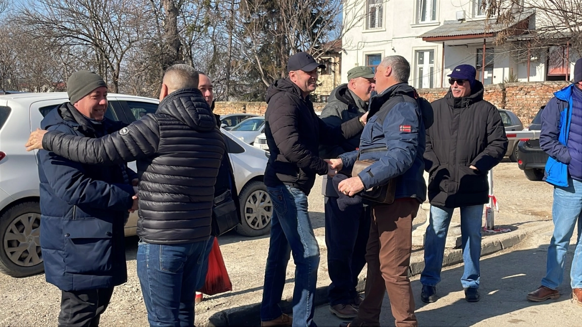 Zeci de rezerviști, din Iași, și-au predat livretele militare și ordinele de mobilizare în semn de protest! Vor să plece în străinătate din cauza pensiilor mici