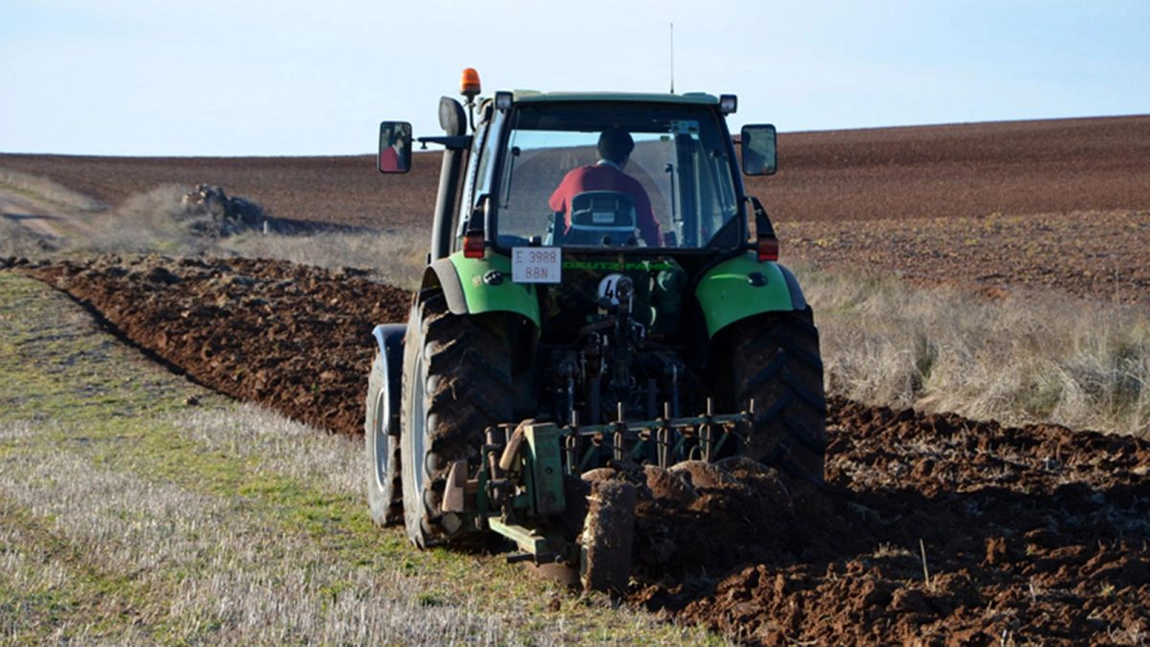 Tinerii fermieri sunt excluși din programul Rabla pentru Tractoare. Agricultor din Iași: „Suma este foarte mică pentru un tractor decent”