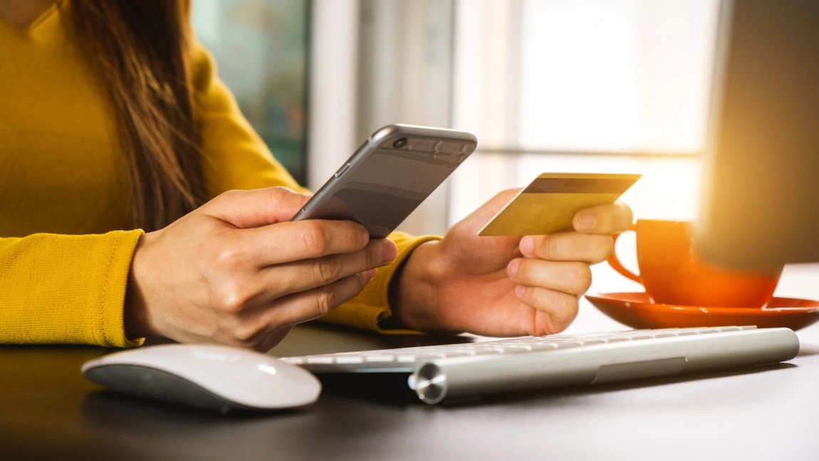 A apărut o nouă taxă pentru români! Cei care au telefon trebuie să achite această sumă în fiecare lună