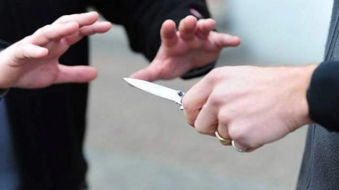 Un tânăr din Iași, turbat de furie, a fost la un pas de a comite o crimă! A scos cuțitul și a dat pe unde a apucat