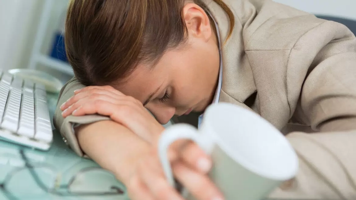 Recuperează-te rapid după o noapte nedormită! Trucuri pentru a combate oboseala