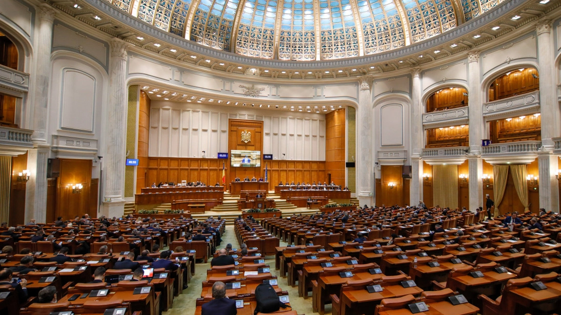 Sindicaliștii de la Camera Deputaților acuză că sunt concediați pentru a se aduce diverse pile în locul lor