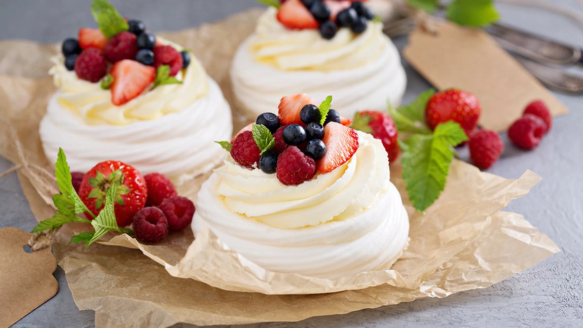 O rețetă delicioasă pentru mini pavlova! Iată cum să faci un desert simplu și dulce