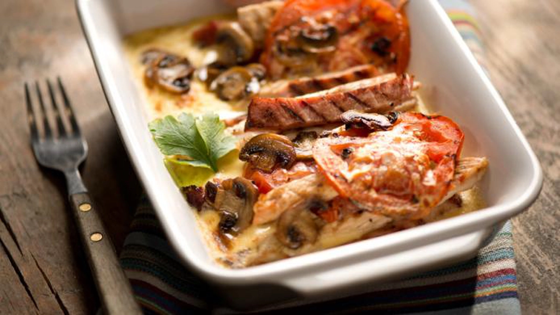 Piept de curcan la cuptor cu legume. O rețetă absolut delicioasă, dar și sănătoasă