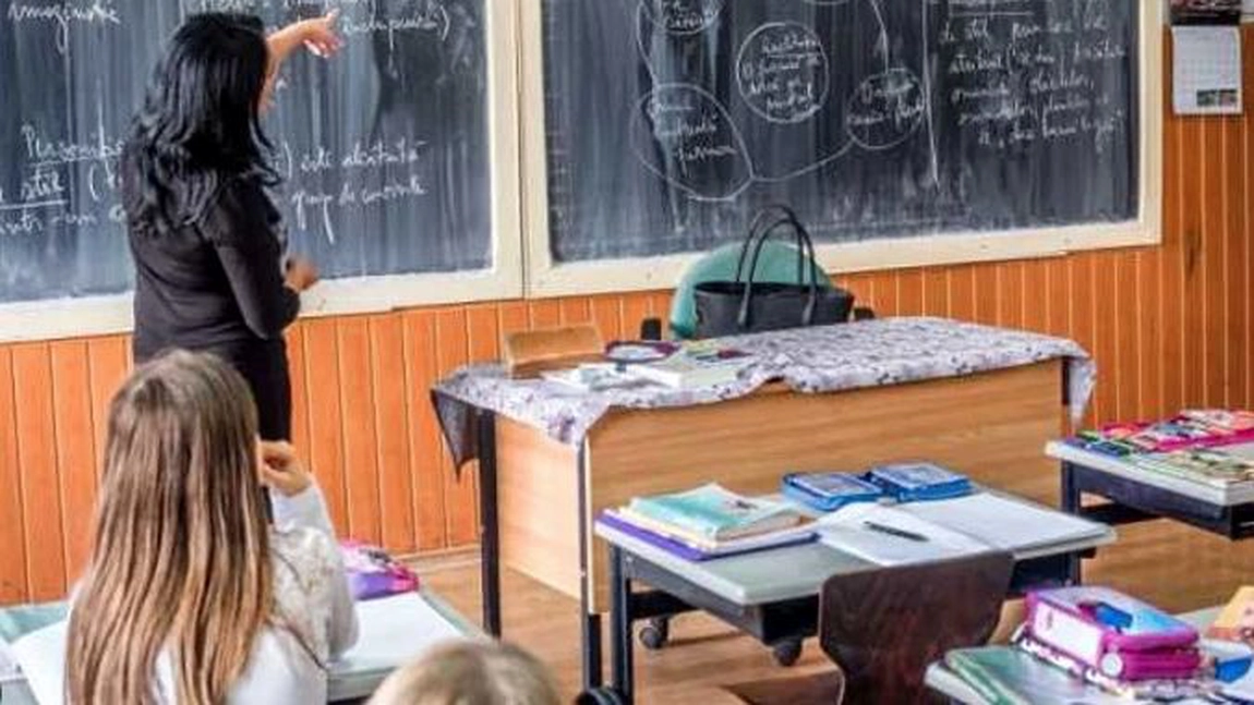 Profesorii care fac naveta, obligați să plătească transportul din propriul buzunar! Sindicatele cer Guvernului o decontare