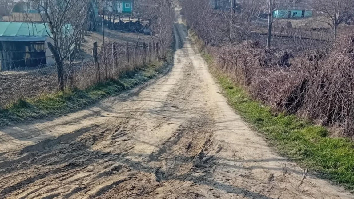Zeci de familii dintr-o comună din județul Iași sunt țepuite de ani întregi, chiar de primărie! Deși plătesc pentru ridicarea gunoiului sute de lei, tomberoanele rămân pline