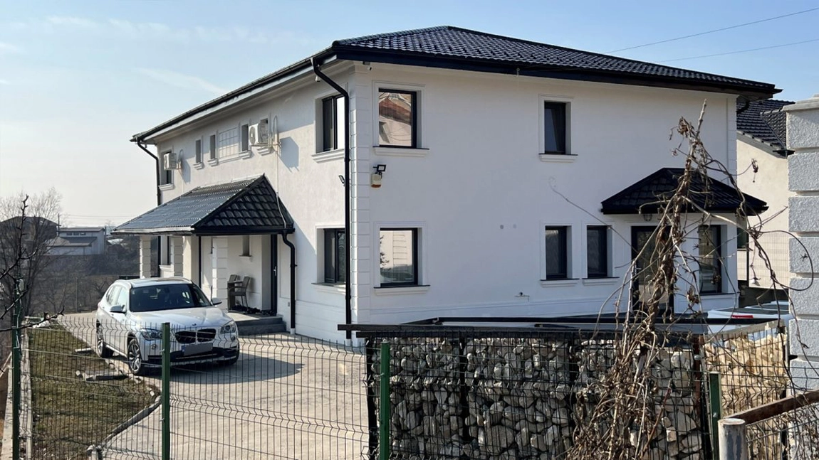 Aceasta este casa viitorului prefect al Iașului! Proprietatea din Copou este impunătoare, iar din curte nu lipsesc BMW-urile