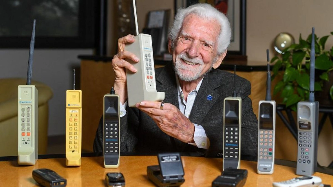 Cum arăta primul telefon mobil? Istoria fascinantă a gadgetului ce a schimbat lumea