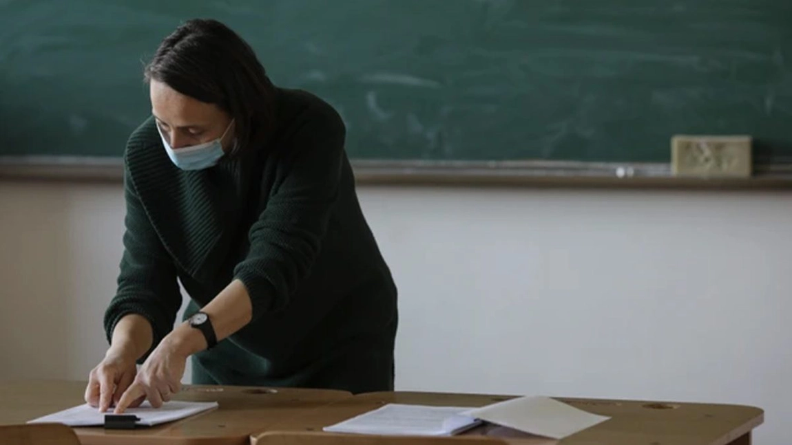 Ministerul Educației pasează responsabilitatea decontării navetei profesorilor către autoritățile locale! Cadrele didactice – obligate să plătească transportul din propriul buzunar