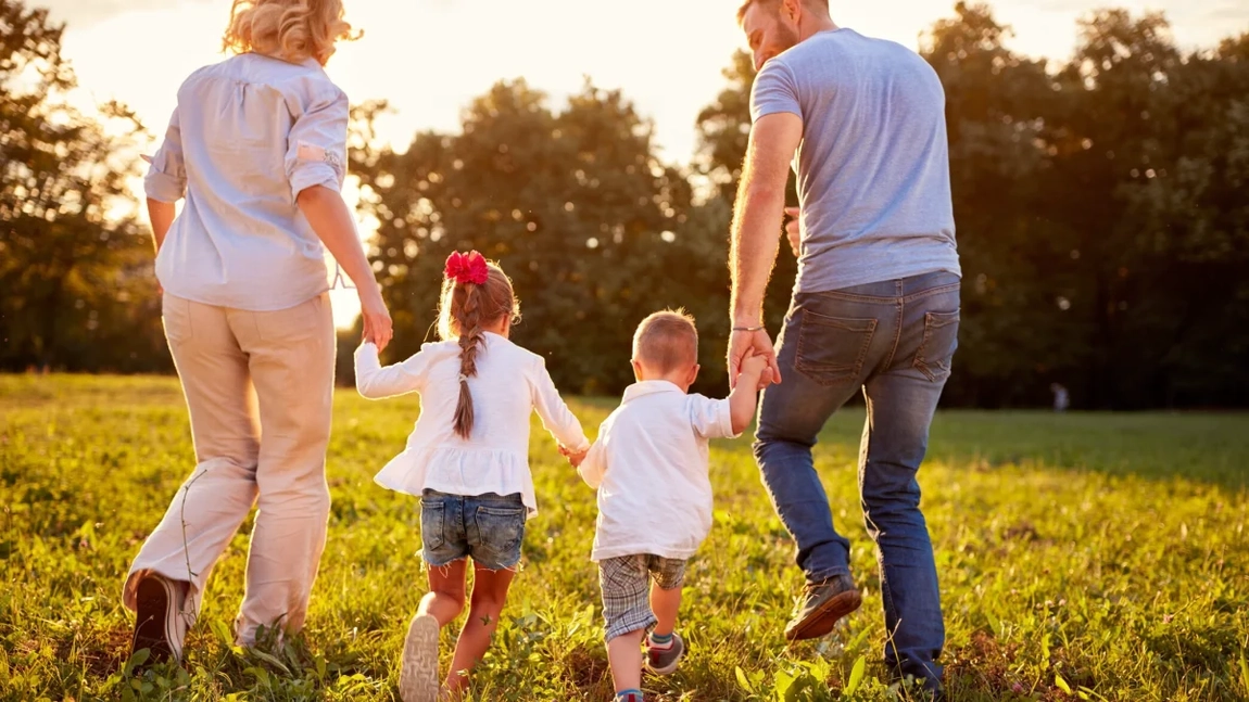 Se schimbă regulile pentru familiile cu copii! Mamele pierd un drept important 