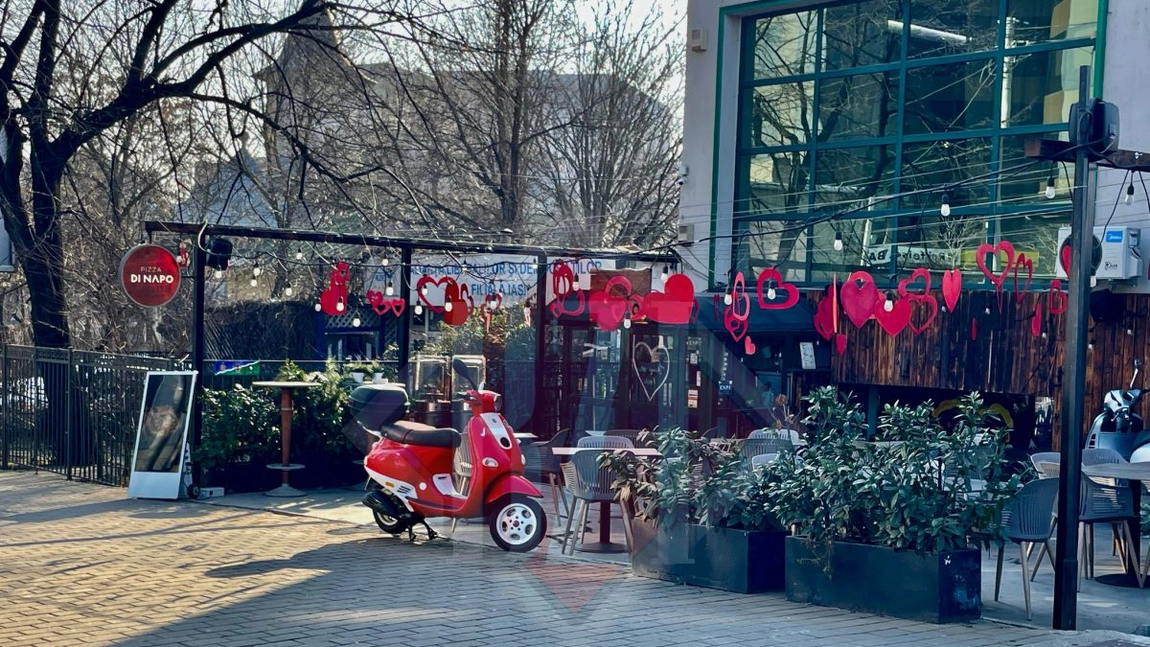 Zeci de inimioare roșii decorează un restaurant din centrul Iașului. Trecătorii se opresc să facă fotografii