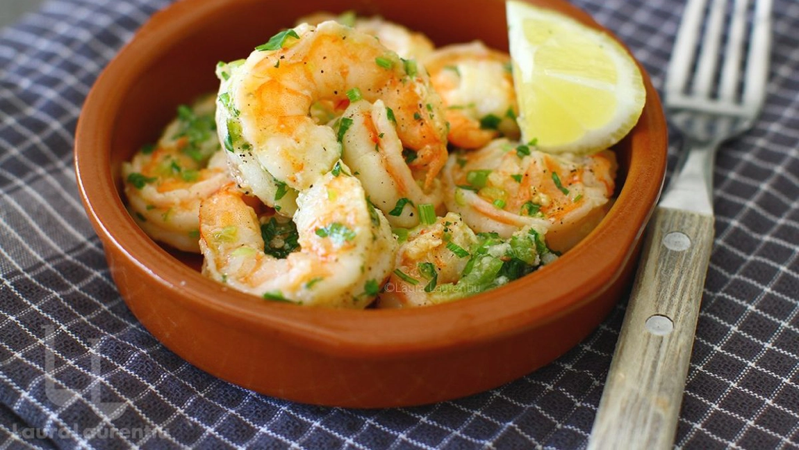 Cea mai delicioasă rețetă cu fructe de mare! Cum să prepari creveții prefierți la tigaie cu unt și lapte de cocos