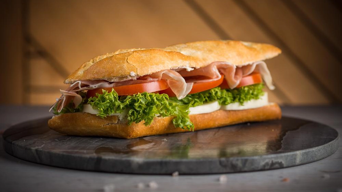 Scandal culinar: O influenceriță acuză un restaurant de „înșelăciune” după ce a primit un sandviș „dezgustător”