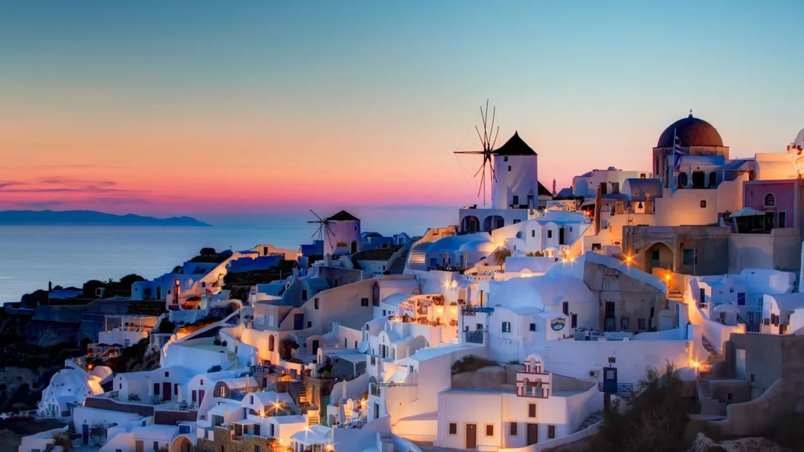 Santorini, zguduită de sute de cutremure. Mii de locuitori au părăsit deja insula