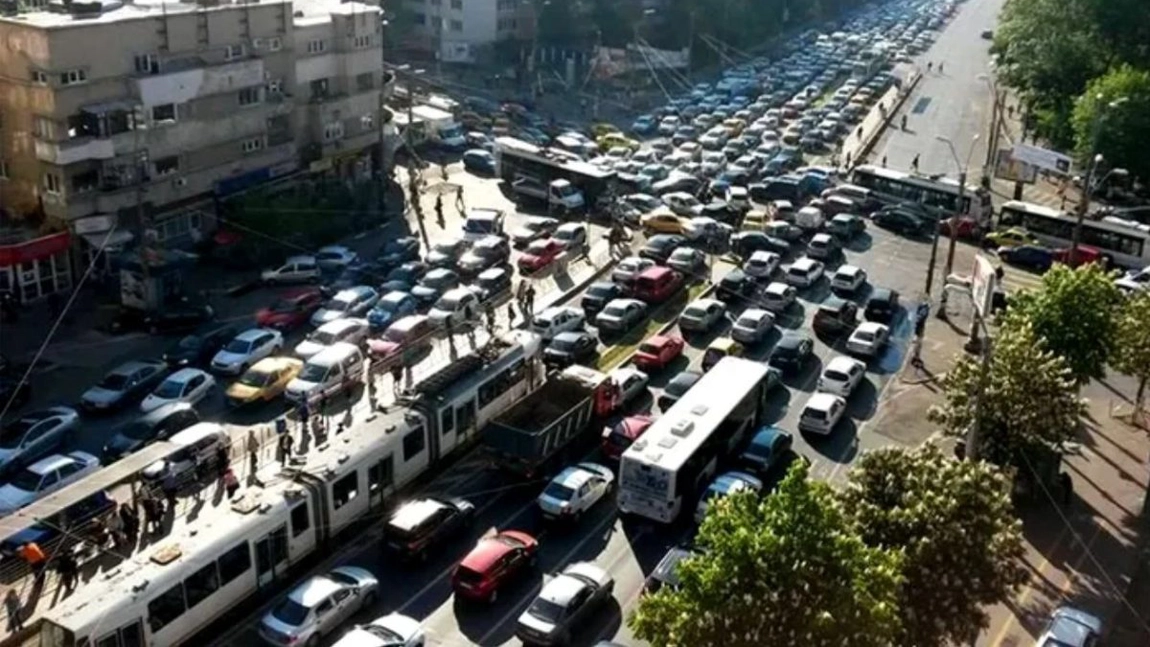 Amendă și puncte de penalizare pentru șoferii nervoși la semafor. Cât îi costă acest gest aparent banal