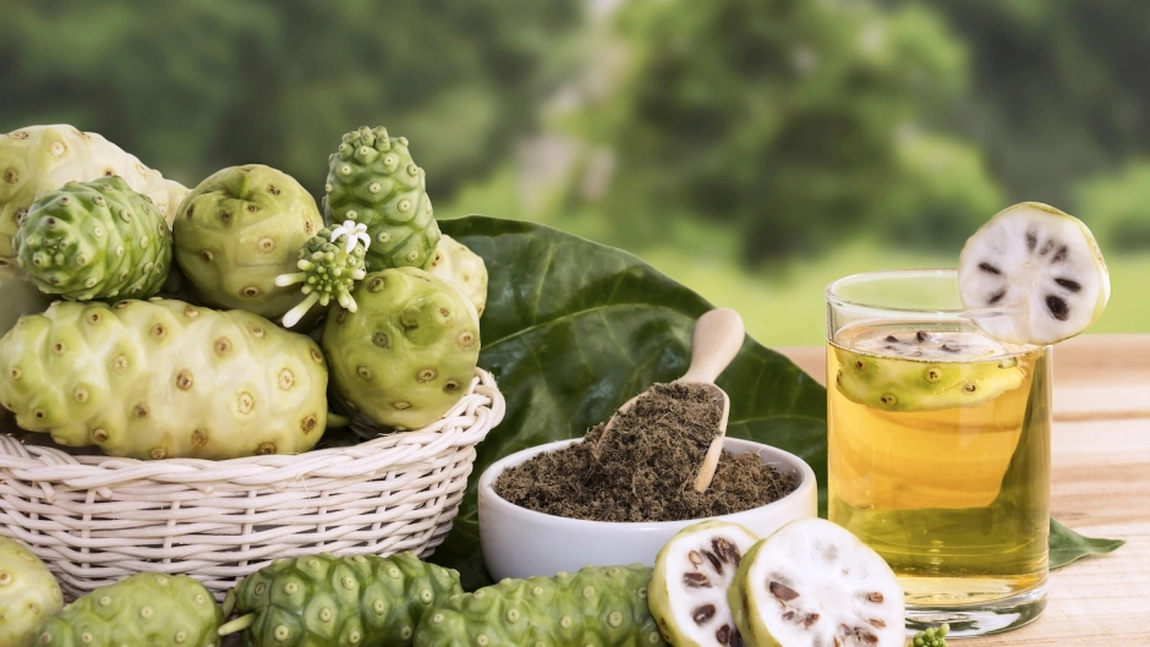 Sucul de Noni: Beneficiile și contraindicațiile consumului său