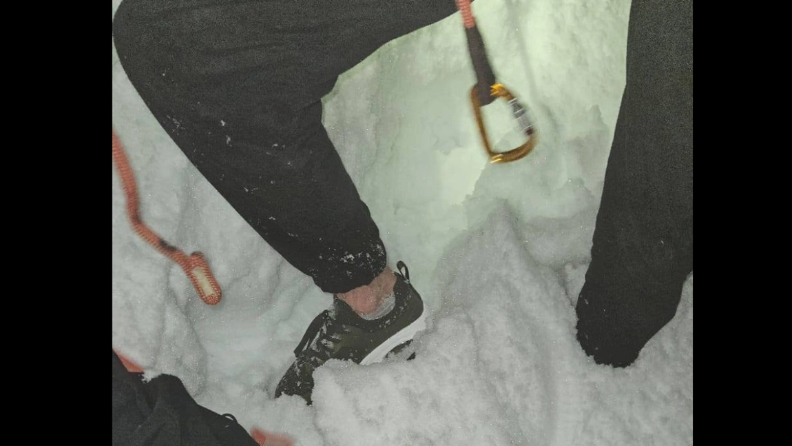 Inconștiență pe munte: Tânăr în adidași, salvat de pe un traseu periculos din Bucegi