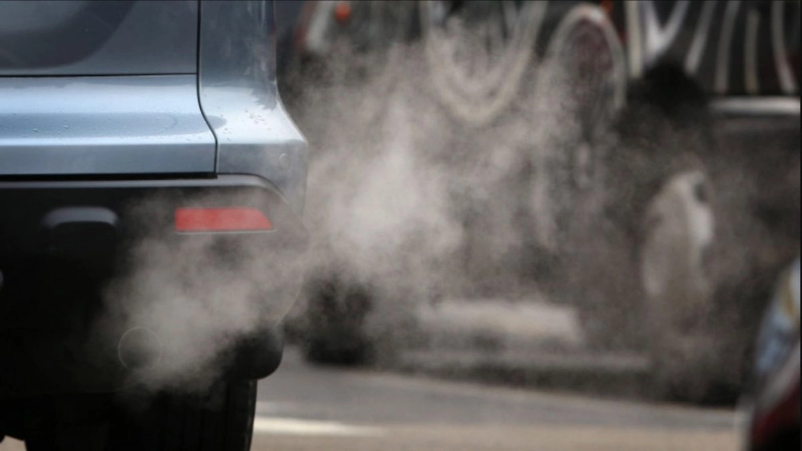 Noua taxă auto va crește în funcție de normele de poluare. Se încearcă descurajarea achiziției mașinilor vechi