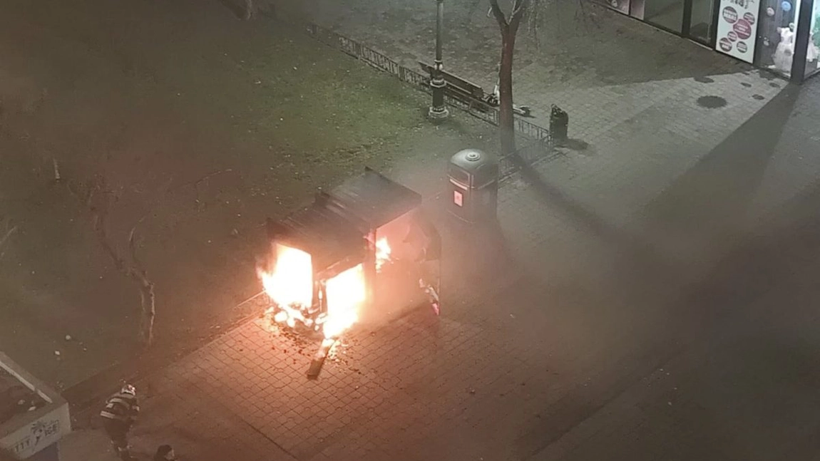 Incendiu în Piața Voievozilor! O platformă de colectare a hainelor a luat foc