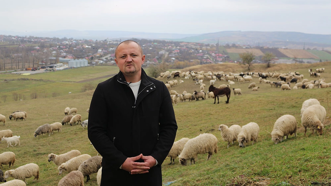 Un tânăr din Iași administrează o fermă mixtă cu succes. Alexandru Pașaniuc a muncit 10 ani în Italia. „Eu am făcut contract cu Doamne-Doamne că o să trăiesc 133 de ani”