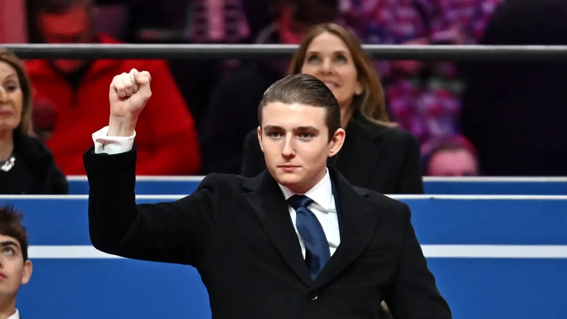 Barron Trump își etalează Rolex-ul de 50.000 de dolari la Trump Tower: 