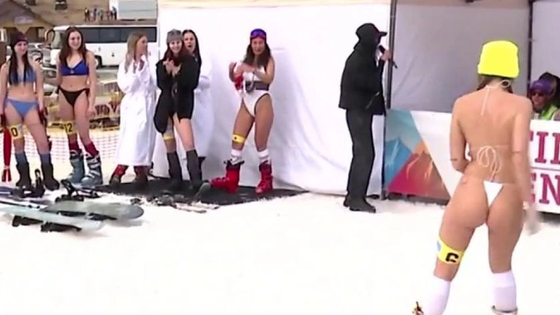 Concurs în costum de baie, pe pârtia de schi din Sibiu! Ce au fost puse să facă tinerele - FOTO