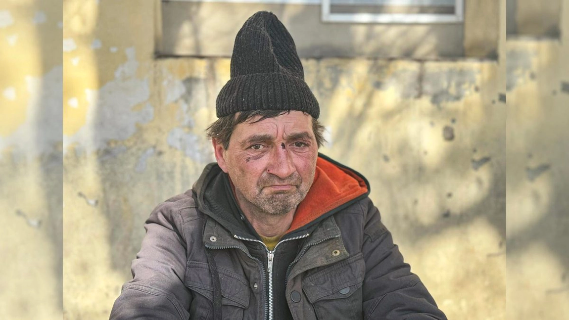Dănuț Manole este ieșeanul care a devenit un om al străzii în urma despărțirii de femeia lângă care a trăit 17 ani și care l-a înșelat cu orice ocazie: „Ea se pupa într-o mașină cu unul”