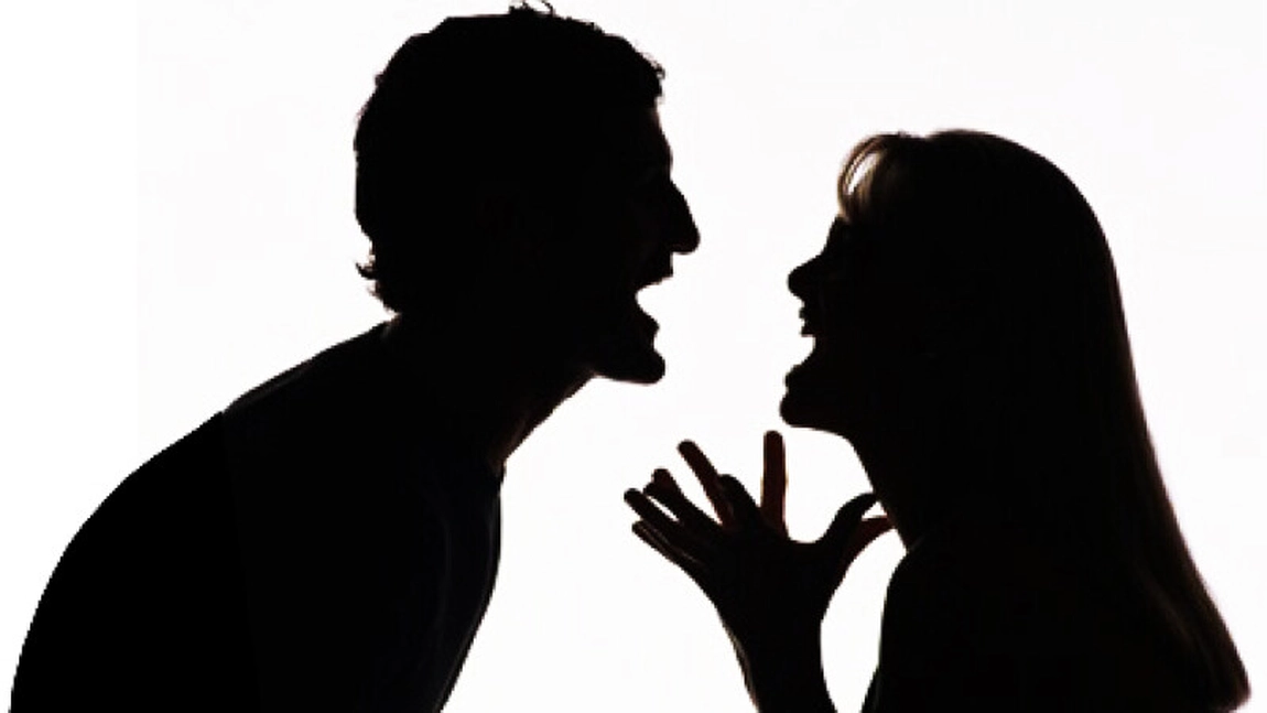Doi tineri au divorțat după șapte ani de căsătorie și acum se ceartă pe avere. El susține că a contribuit cu mai mulți bani, ea vrea acum jumătate