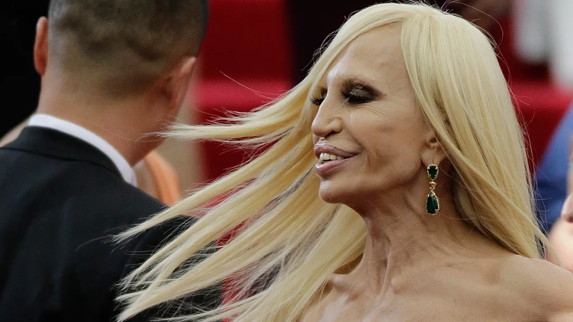 Bombă în lumea modei! Donatella renunță la tronul casei Versace. Care este motivul