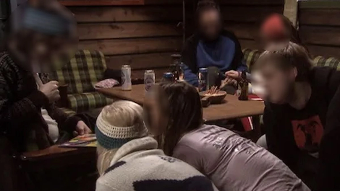 Viol în grup, cu minore de la „Ion Holban”, într-o pensiune din Bucium. O adolescentă de 15 ani a fost abuzată de față cu prietena ei cea mai bună