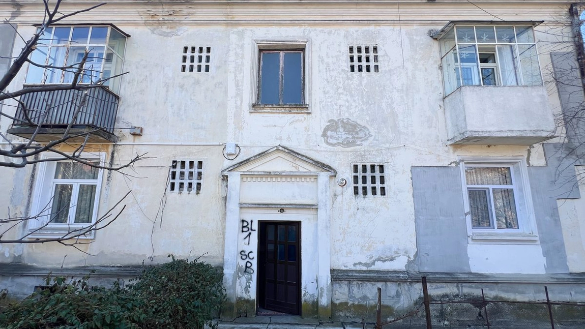 Acesta este blocul din Iași care, la următorul cutremur, se va prăbuși cu siguranță. Locatarii trăiesc un coșmar: „Nu vor să facă nimic. Îl lasă să se dărâme pentru că îi interesează zona”