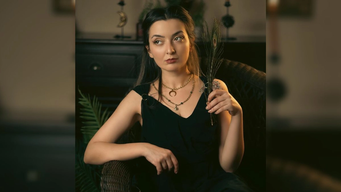 Maria Artene transformă istoria în artă prin fotografii și bijuterii inspirate din epoca medievală