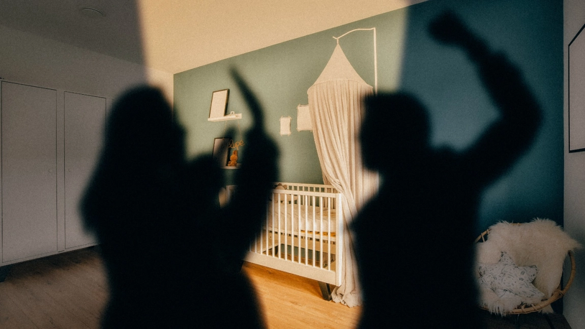 O femeie din Iași trăiește clipe de groază din cauza tatălui ei: „Îmi spune că mă omoară pe mine și pe copil, îmi zice că îmi va tăia burta”