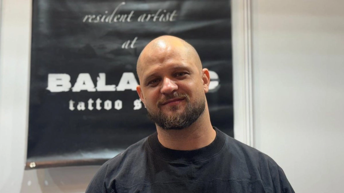 Ovidiu Pânzaru este un ieșean care și-a deschis propriul său salon de tatuaje, după ce a învățat această meserie în Grecia