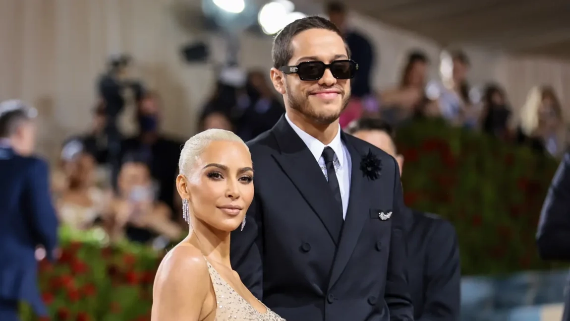 Pete Davidson își găsește liniștea alături de o non-celebritate: 'Este cu totul diferită de fostele iubiri!'