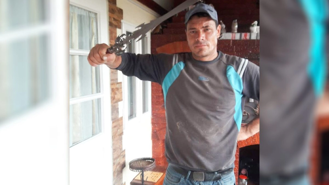 Acesta putea fi călăul Loredanei, o tânără de 27 de ani din Iași. A înjunghiat-o de mai multe ori, scos din sărite de o presupusă escapadă amoroasă a tinerei, chiar de Ziua Femeii