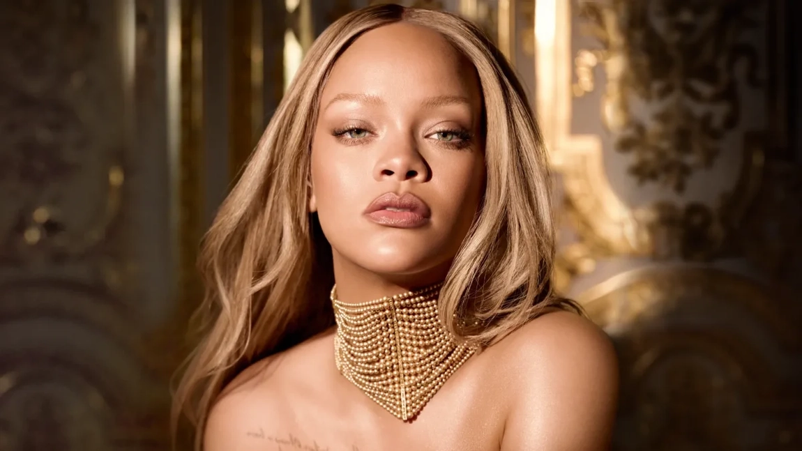 Rihanna, mai provocatoare ca niciodată! Fustă transparentă și lenjerie la vedere în timpul unui eveniment