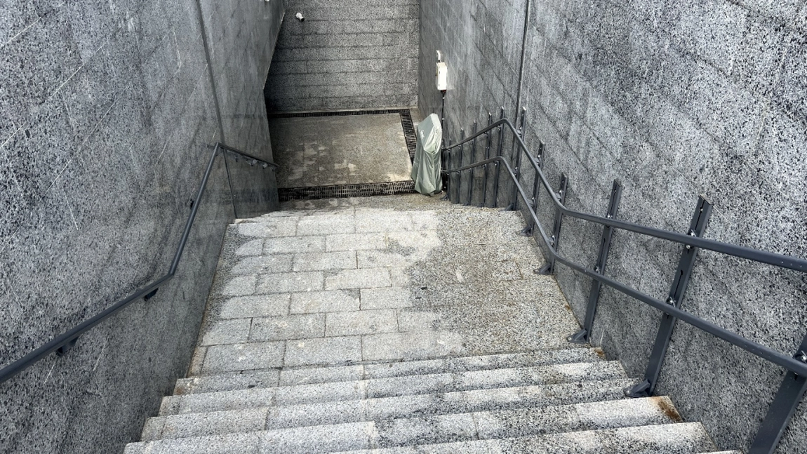 După ce lucrările de reparații și modernizare ale pasajului pietonal Frumoasa au fost finalizate, problemele încă persistă