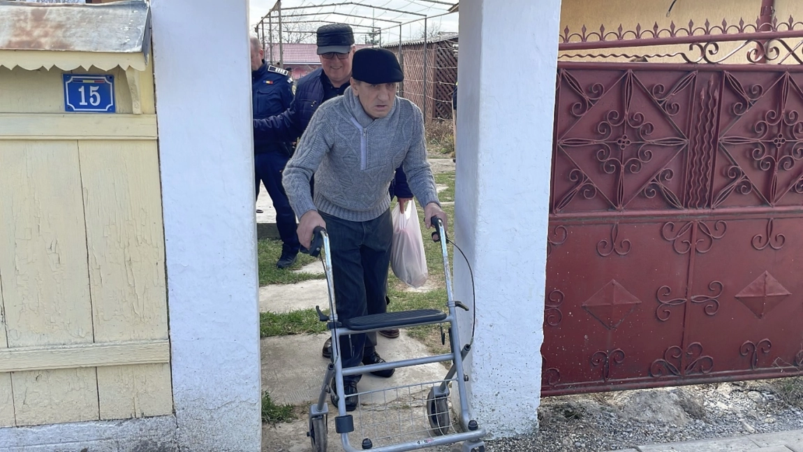 Un bărbat cu handicap a fost evacuat silit din casa părintească, chiar de sora lui mai mică. Toți vecinii sunt revoltați: „Este o crudă, o bestie”