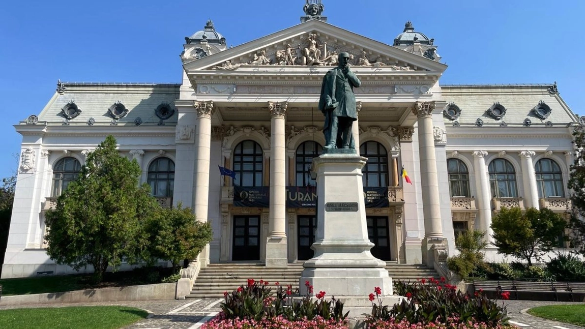 Modernizare și reconfigurare urbană în jurul Teatrului Național din Iași: Esplanadă verde, alei pietonale și iluminat arhitectural